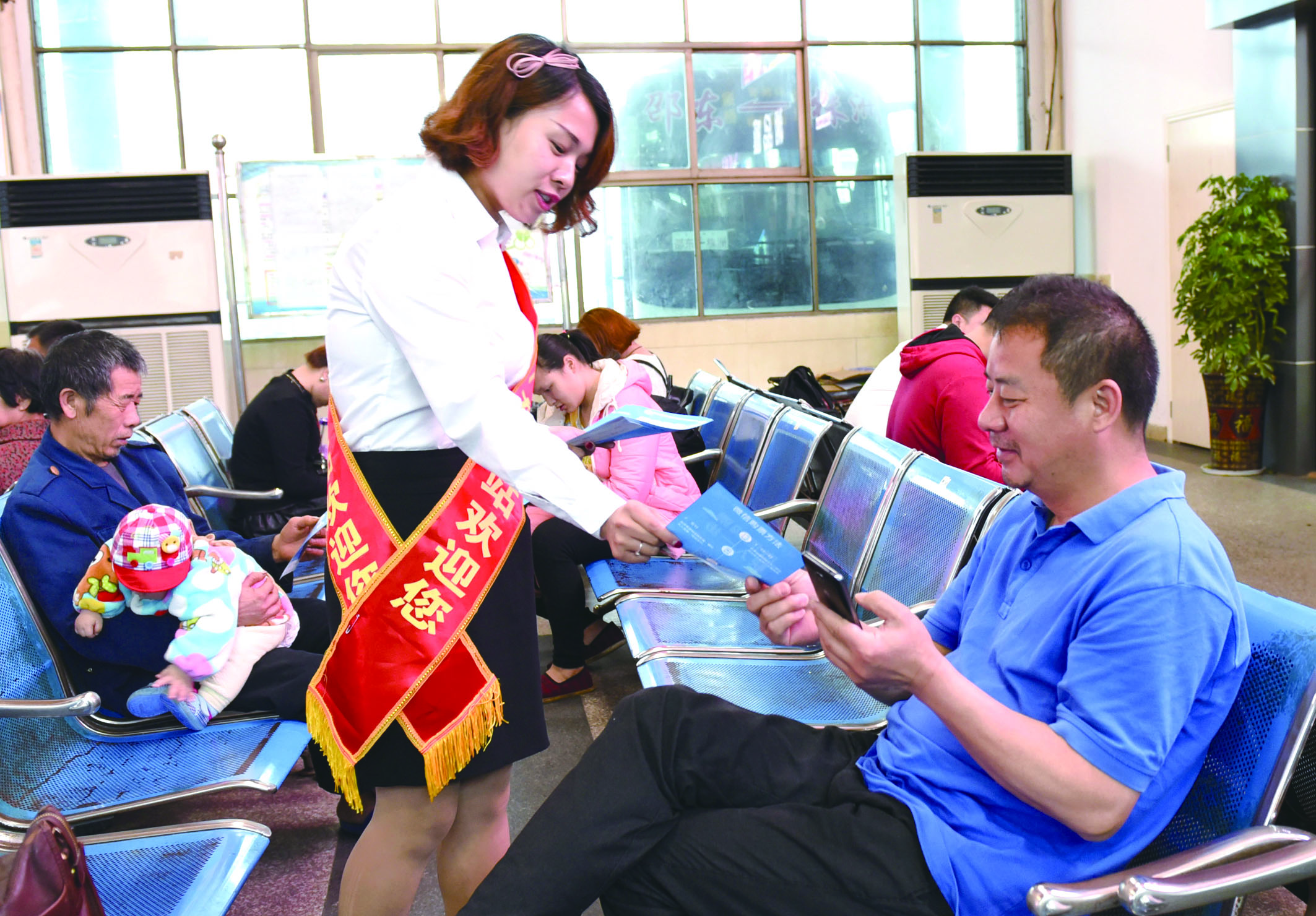 4月21日，邵東汽車西站工作人員在向旅客推介互聯(lián)網(wǎng)+站+車+客平臺的推廣應用與購票實名制宣傳。