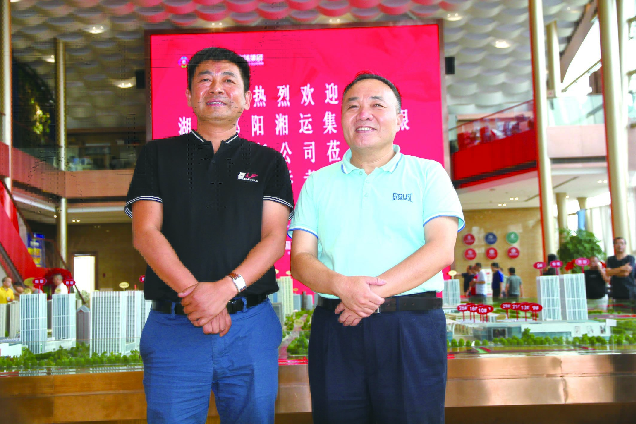 傅勝龍董事長(zhǎng)（右）在長(zhǎng)沙會(huì)見王宏波董事長(zhǎng)（左）。