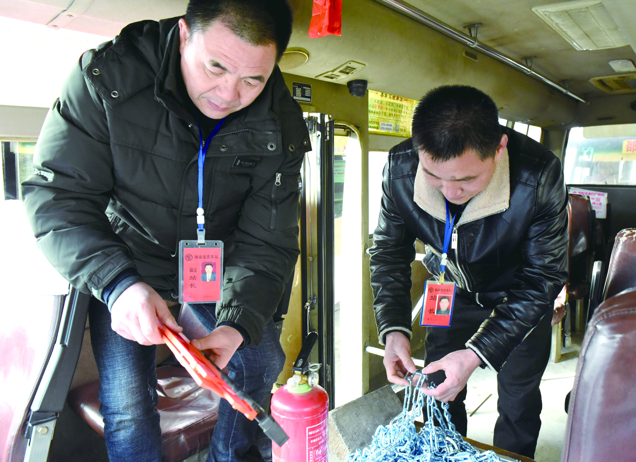 2月8日，市寶慶汽車站工作人員正在營運車上檢查應(yīng)急設(shè)施及器材是否齊全有效